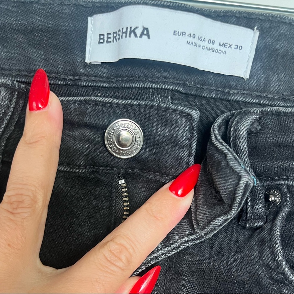 Skinny leg high waisted black jeans.